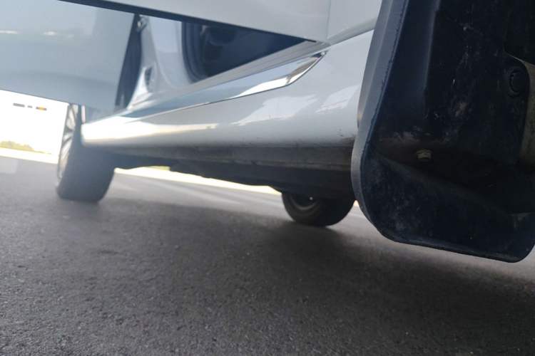 Used Mitsubishi Outlander 2021 2.0L Two-Wheel Drive Comfort Edition 5 Seats Right Side Sill