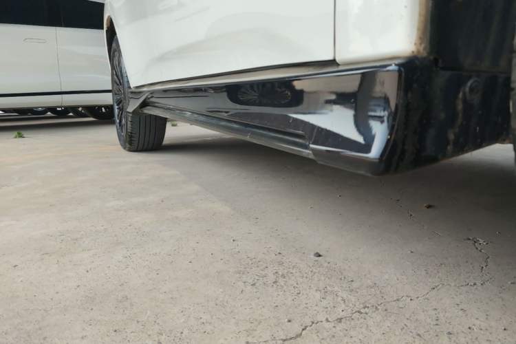 Used Mitsubishi Outlander 2021 2.4L 4x4 DynaDrive Edition 5 Seats Right Side Sill