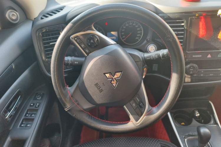 Used Mitsubishi Outlander 2021 2.0L Two-Wheel Drive Comfort Edition 5 Seats Steering Wheel