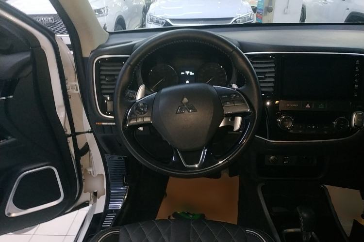 Used Mitsubishi Outlander 2021 2.4L 4x4 Zhi Xiang Edition 7 Seats Steering Wheel