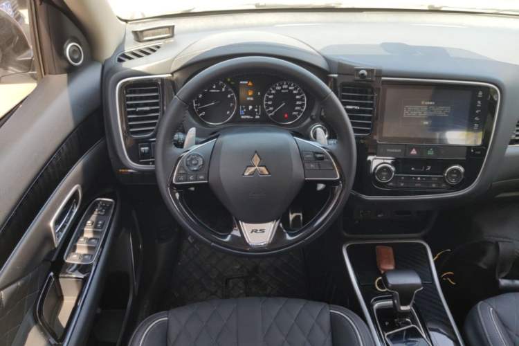 Used Mitsubishi Outlander 2021 2.4L 4x4 DynaDrive Edition 5 Seats Steering Wheel