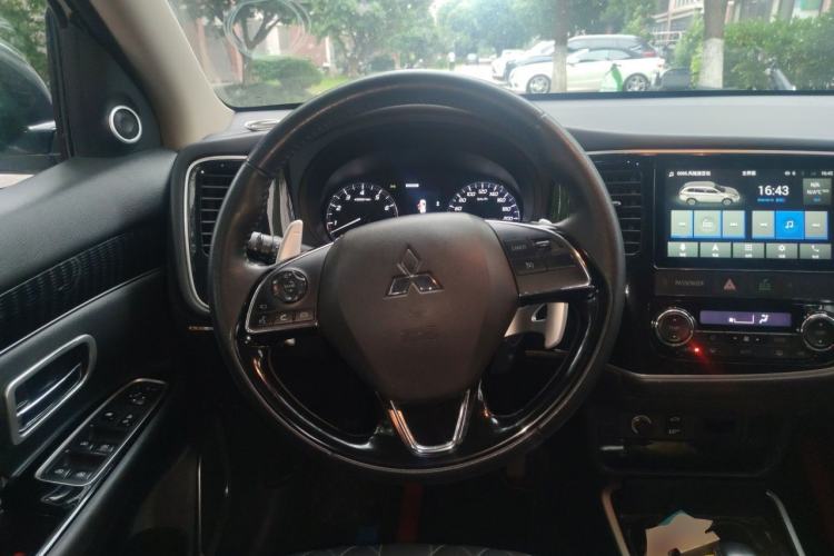 Used Mitsubishi Outlander 2021 2.4L 4x4 DynaDrive Edition 5 Seats Steering Wheel