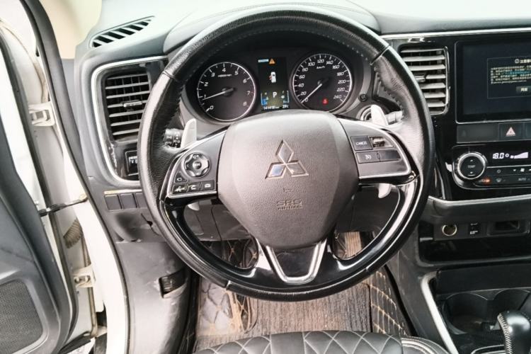 Used Mitsubishi Outlander 2021 2.4L 4x4 DynaDrive Edition 5 Seats Steering Wheel