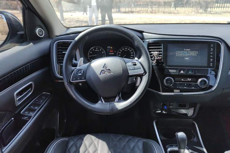 Used Mitsubishi Outlander 2021 2.4L 4x4 DynaDrive Edition 5 Seats Steering Wheel