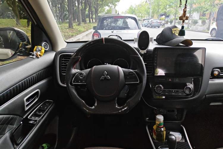 Used Mitsubishi Outlander 2021 Revised Version 2.0L Two-Wheel Drive Comfort Edition 7 Seats Steering Wheel