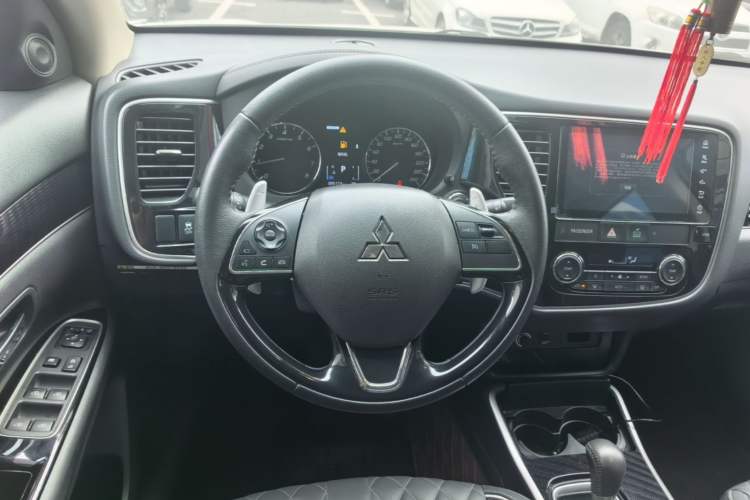 Used Mitsubishi Outlander 2021 2.4L 4x4 Zhi Xiang Edition 7 Seats Steering Wheel