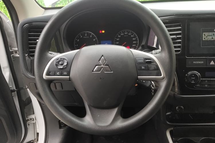 Used Mitsubishi Outlander 2021 2.0L Two-Wheel Drive Comfort Edition 5 Seats Steering Wheel