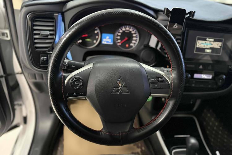 Used Mitsubishi Outlander 2021 Revised Version 2.0L Two-Wheel Drive Comfort Edition 5 Seats Steering Wheel