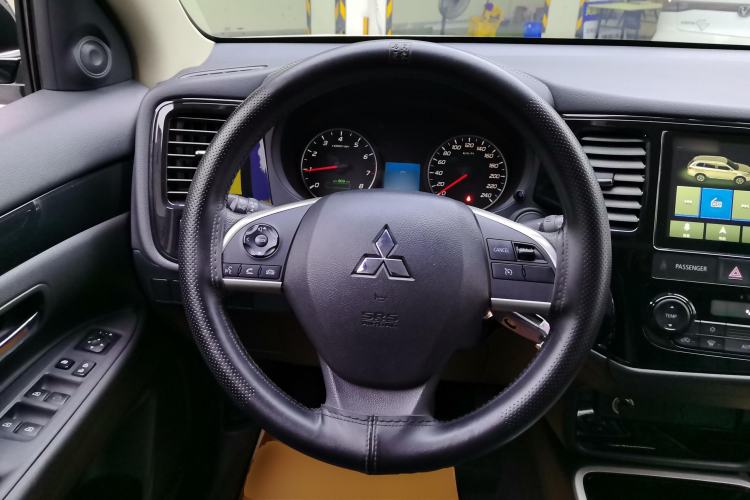 Used Mitsubishi Outlander 2021 Revised Version 2.0L Two-Wheel Drive Comfort Edition 5 Seats Steering Wheel
