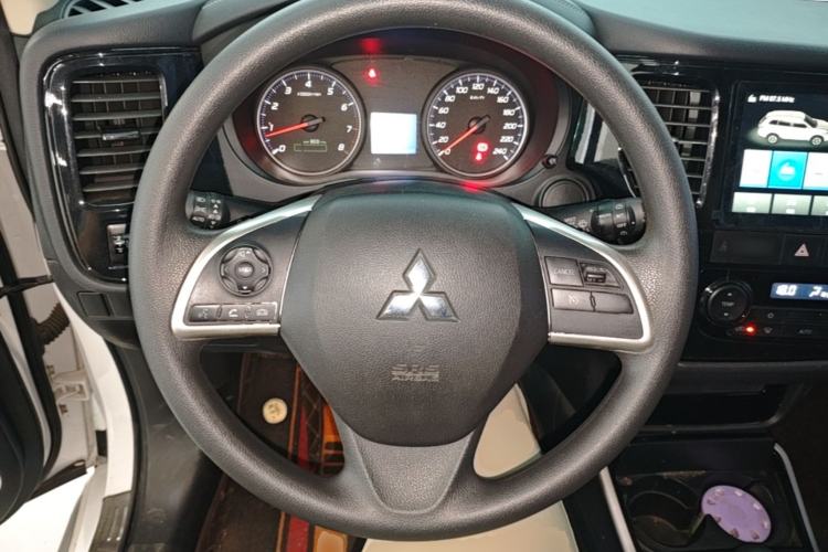Used Mitsubishi Outlander 2021 Revised Version 2.0L Two-Wheel Drive Comfort Edition 5 Seats Steering Wheel