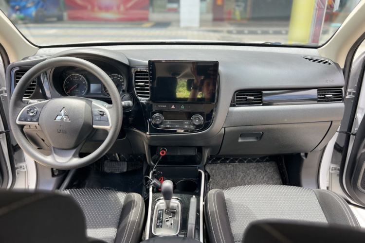 Used Mitsubishi Outlander 2021 2.0L Two-Wheel Drive Comfort Edition 5 Seats Steering Wheel