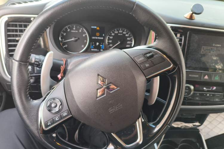 Used Mitsubishi Outlander 2021 2.4L 4x4 Comfort Edition 5 Seats Steering Wheel