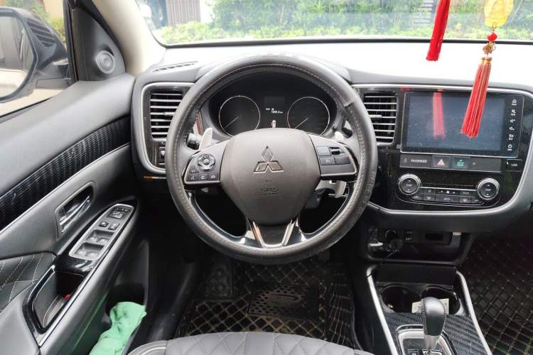 Used Mitsubishi Outlander 2021 2.4L 4x4 DynaDrive Edition 5 Seats Steering Wheel
