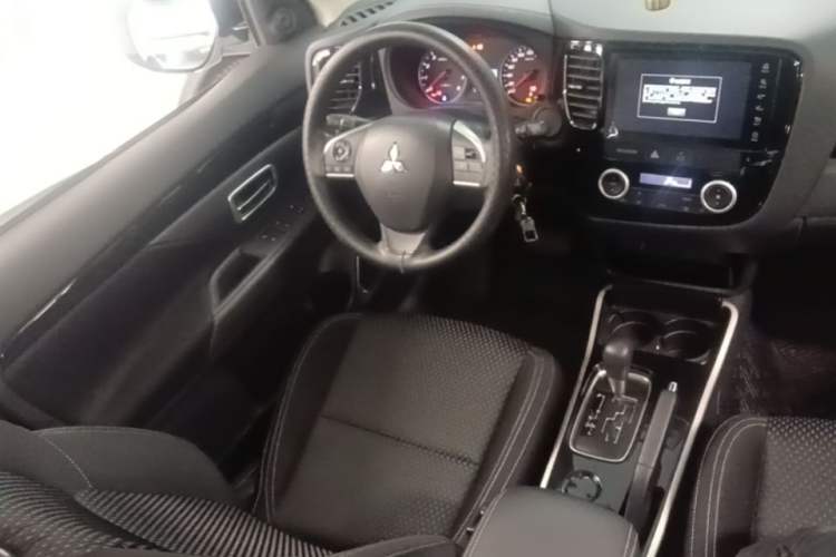 Used Mitsubishi Outlander 2021 2.0L Two-Wheel Drive Comfort Edition 5 Seats Steering Wheel
