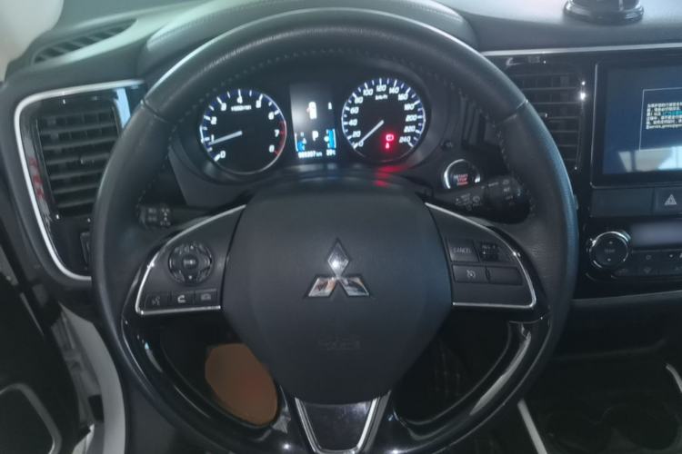 Used Mitsubishi Outlander 2021 Revised Version 2.0L Two-Wheel Drive Enjoyment Edition 5 Seats Steering Wheel