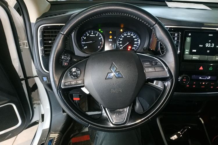 Used Mitsubishi Outlander 2021 Revised Version 2.0L Two-Wheel Drive Enjoyment Edition 5 Seats Steering Wheel