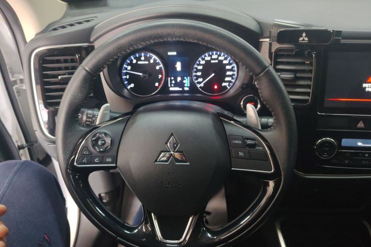 Used Mitsubishi Outlander 2021 2.4L 4x4 Zhi Xiang Edition 7 Seats Steering Wheel