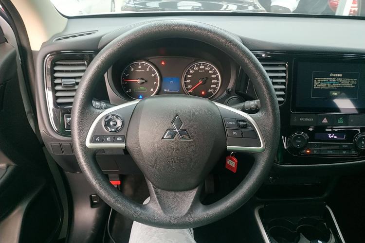 Used Mitsubishi Outlander 2021 Revised Version 2.0L Two-Wheel Drive Comfort Edition 5 Seats Steering Wheel