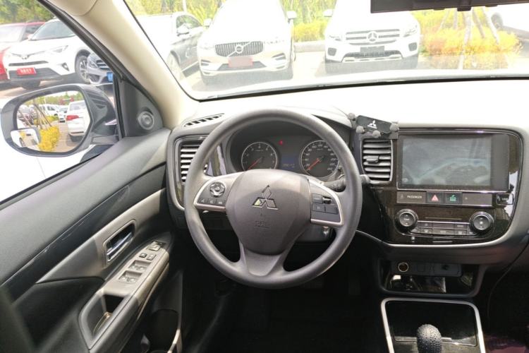 Used Mitsubishi Outlander 2021 Revised Version 2.0L Two-Wheel Drive Comfort Edition 5 Seats Steering Wheel
