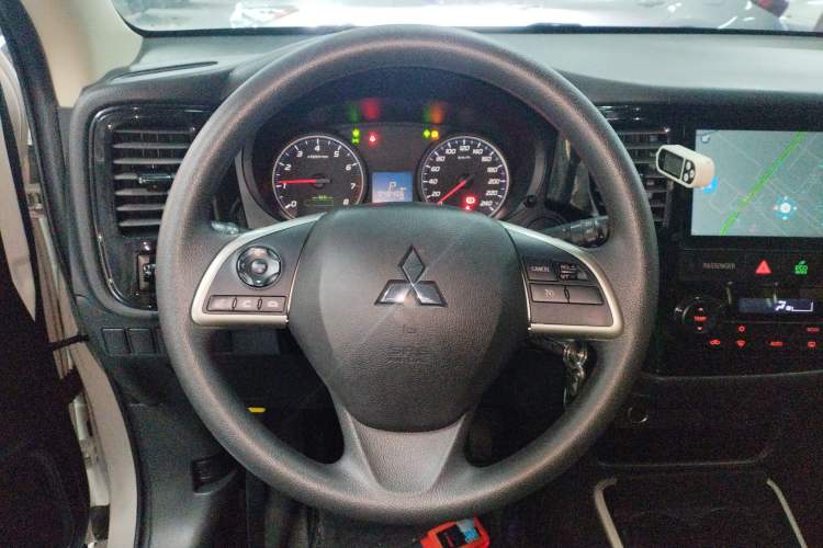 Used Mitsubishi Outlander 2021 Revised Version 2.0L Two-Wheel Drive Comfort Edition 5 Seats Steering Wheel
