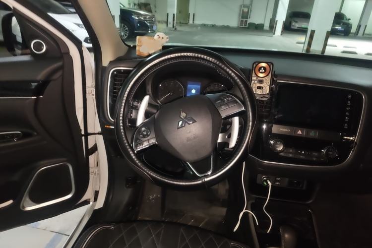 Used Mitsubishi Outlander 2021 2.4L 4x4 Zhi Xiang Edition 7 Seats Steering Wheel