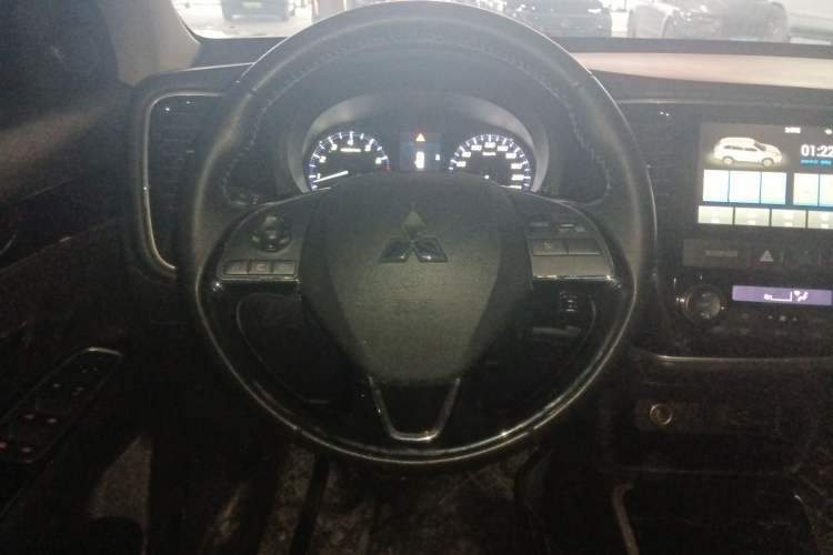 Used Mitsubishi Outlander 2021 2.0L Two-Wheel Drive Comfort Edition 5 Seats Steering Wheel