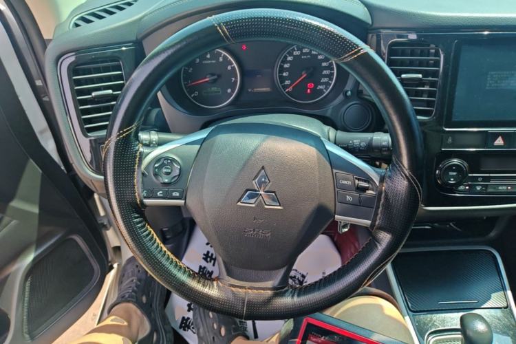 Used Mitsubishi Outlander 2021 Revised Version 2.0L Two-Wheel Drive Comfort Edition 5 Seats Steering Wheel