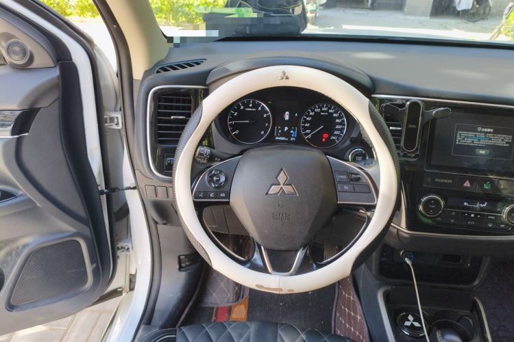 Used Mitsubishi Outlander 2021 Revised Version 2.0L Two-Wheel Drive Enjoyment Edition 5 Seats Steering Wheel