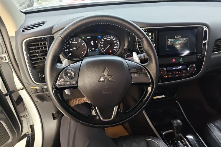 Used Mitsubishi Outlander 2021 2.4L 4x4 DynaDrive Edition 5 Seats Steering Wheel