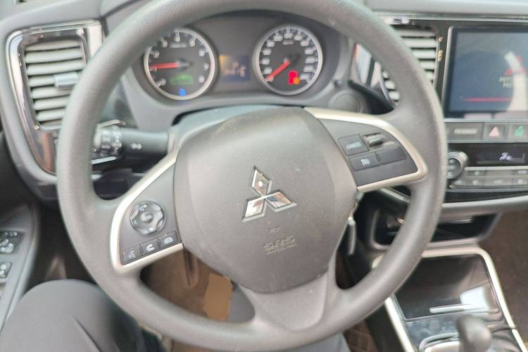 Used Mitsubishi Outlander 2021 Revised Version 2.0L Two-Wheel Drive Comfort Edition 5 Seats Steering Wheel