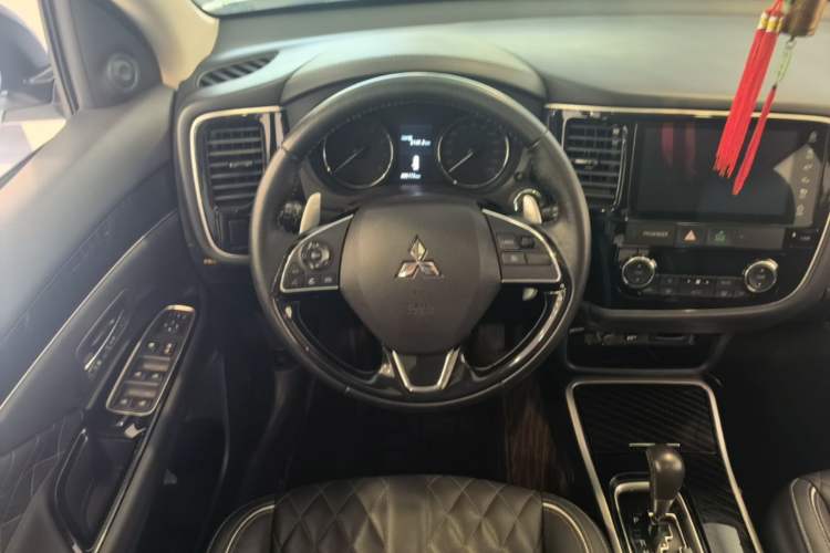 Used Mitsubishi Outlander 2021 2.4L 4x4 Zhi Xiang Edition 7 Seats Steering Wheel