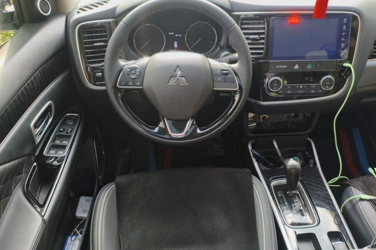 Used Mitsubishi Outlander 2021 Revised Version 2.0L Two-Wheel Drive Enjoyment Edition 5 Seats Steering Wheel