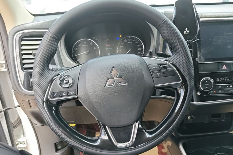 Used Mitsubishi Outlander 2021 2.0L Two-Wheel Drive Comfort Edition 5 Seats Steering Wheel