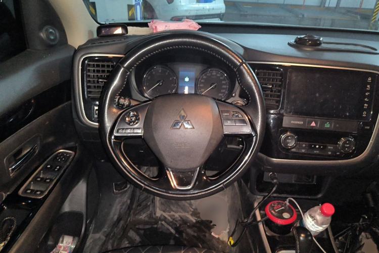 Used Mitsubishi Outlander 2021 Revised Version 2.0L Two-Wheel Drive Enjoyment Edition 5 Seats Steering Wheel