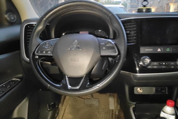 Used Mitsubishi Outlander 2021 Revised Version 2.0L Two-Wheel Drive Enjoyment Edition 5 Seats Steering Wheel
