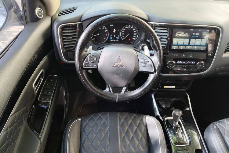 Used Mitsubishi Outlander 2021 2.4L 4x4 Zhi Xiang Edition 7 Seats Steering Wheel