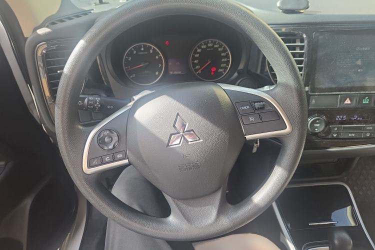 Used Mitsubishi Outlander 2021 Revised Version 2.0L Two-Wheel Drive Comfort Edition 5 Seats Steering Wheel