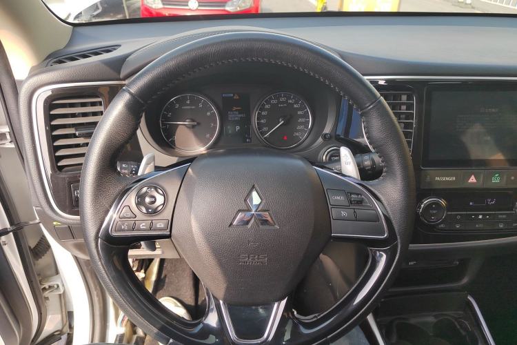 Used Mitsubishi Outlander 2021 2.4L 4x4 DynaDrive Edition 5 Seats Steering Wheel