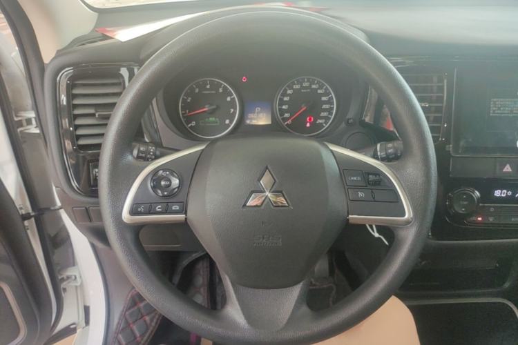Used Mitsubishi Outlander 2021 2.0L Two-Wheel Drive Comfort Edition 5 Seats Steering Wheel