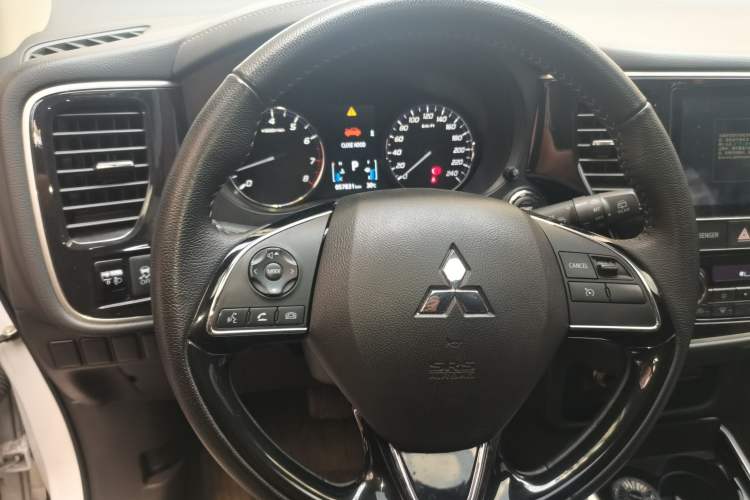 Used Mitsubishi Outlander 2021 2.0L Two-Wheel Drive Comfort Edition 5 Seats Steering Wheel