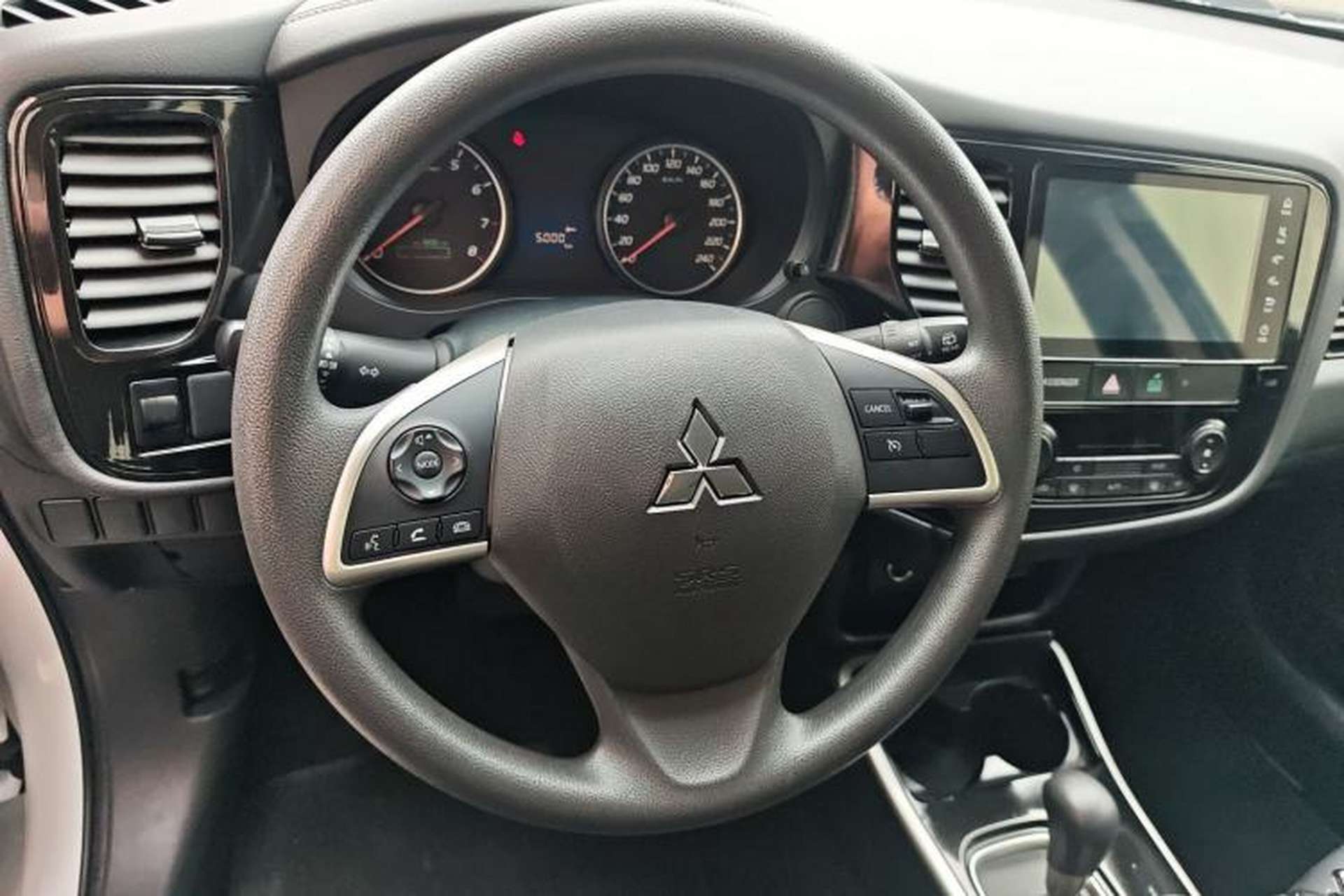 Used Mitsubishi Outlander 2021 Revised Version 2.0L Two-Wheel Drive Comfort Edition 5 Seats Steering Wheel