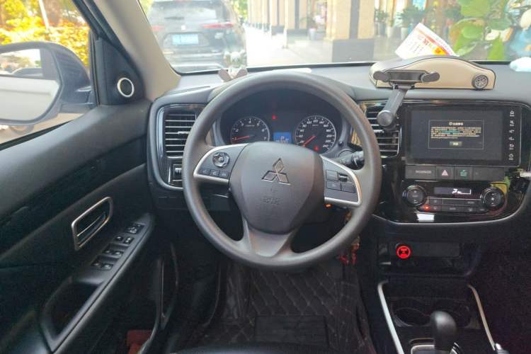 Used Mitsubishi Outlander 2021 2.0L Two-Wheel Drive Comfort Edition 5 Seats Steering Wheel
