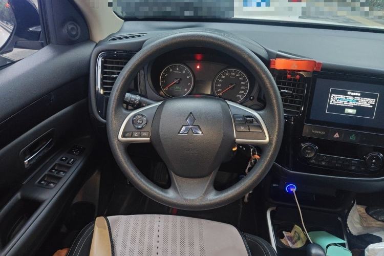 Used Mitsubishi Outlander 2021 Revised Version 2.0L Two-Wheel Drive Comfort Edition 5 Seats Steering Wheel