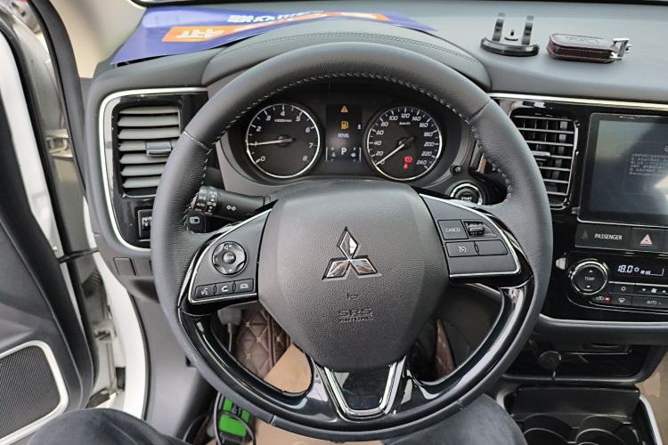 Used Mitsubishi Outlander 2021 Revised Version 2.0L Two-Wheel Drive Comfort Edition 7 Seats Steering Wheel
