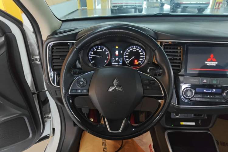 Used Mitsubishi Outlander 2021 2.0L Two-Wheel Drive Comfort Edition 5 Seats Steering Wheel