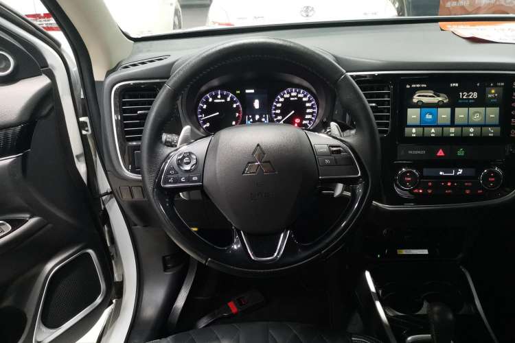 Used Mitsubishi Outlander 2021 2.4L 4x4 Zhi Xiang Edition 7 Seats Steering Wheel