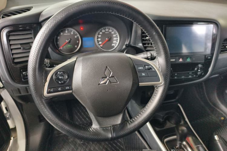 Used Mitsubishi Outlander 2021 Revised Version 2.0L Two-Wheel Drive Comfort Edition 5 Seats Steering Wheel