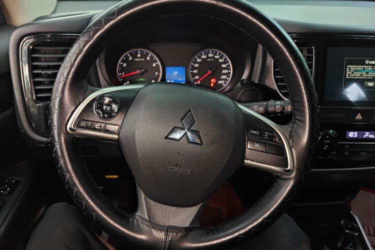 Used Mitsubishi Outlander 2021 Revised Version 2.0L Two-Wheel Drive Comfort Edition 5 Seats Steering Wheel