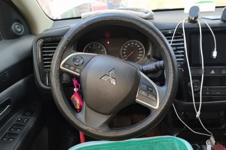 Used Mitsubishi Outlander 2021 Revised Version 2.0L Two-Wheel Drive Comfort Edition 5 Seats Steering Wheel