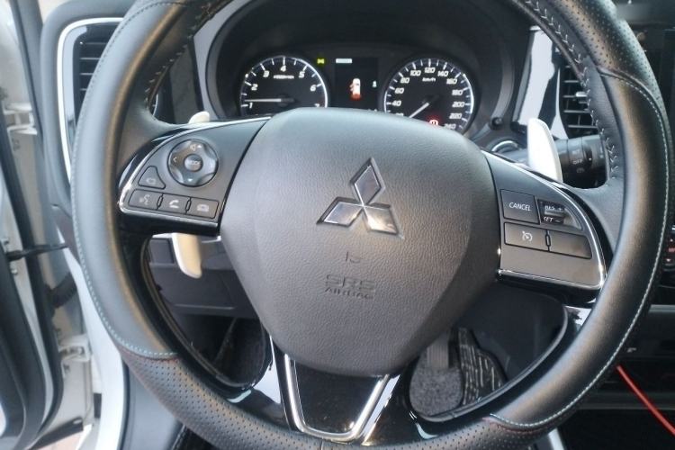 Used Mitsubishi Outlander 2021 2.4L 4x4 Zhi Xiang Edition 7 Seats Steering Wheel